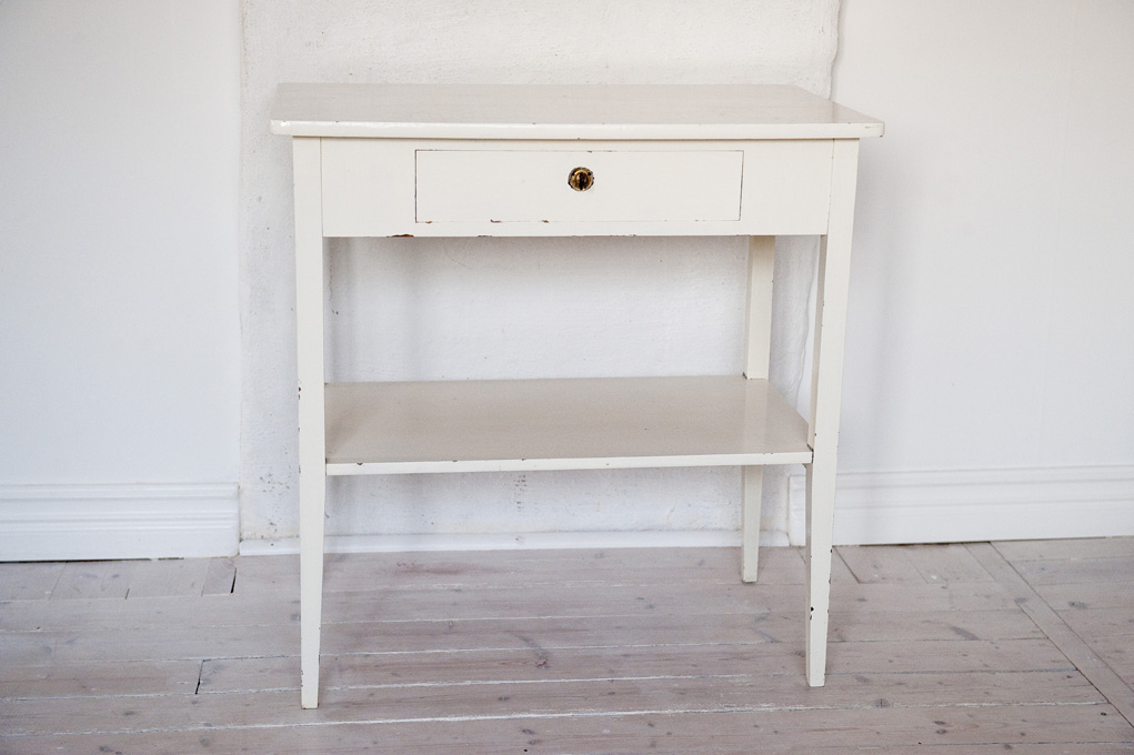Vitt avlastningsbord M 246 bel f 246 r k 246 k sovrum