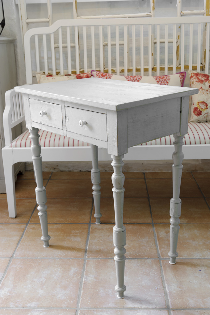 Butik Lanthandeln Grått litet bord med lådor SåLT Butik Lanthandeln Grått litet bord med lådor SåLT