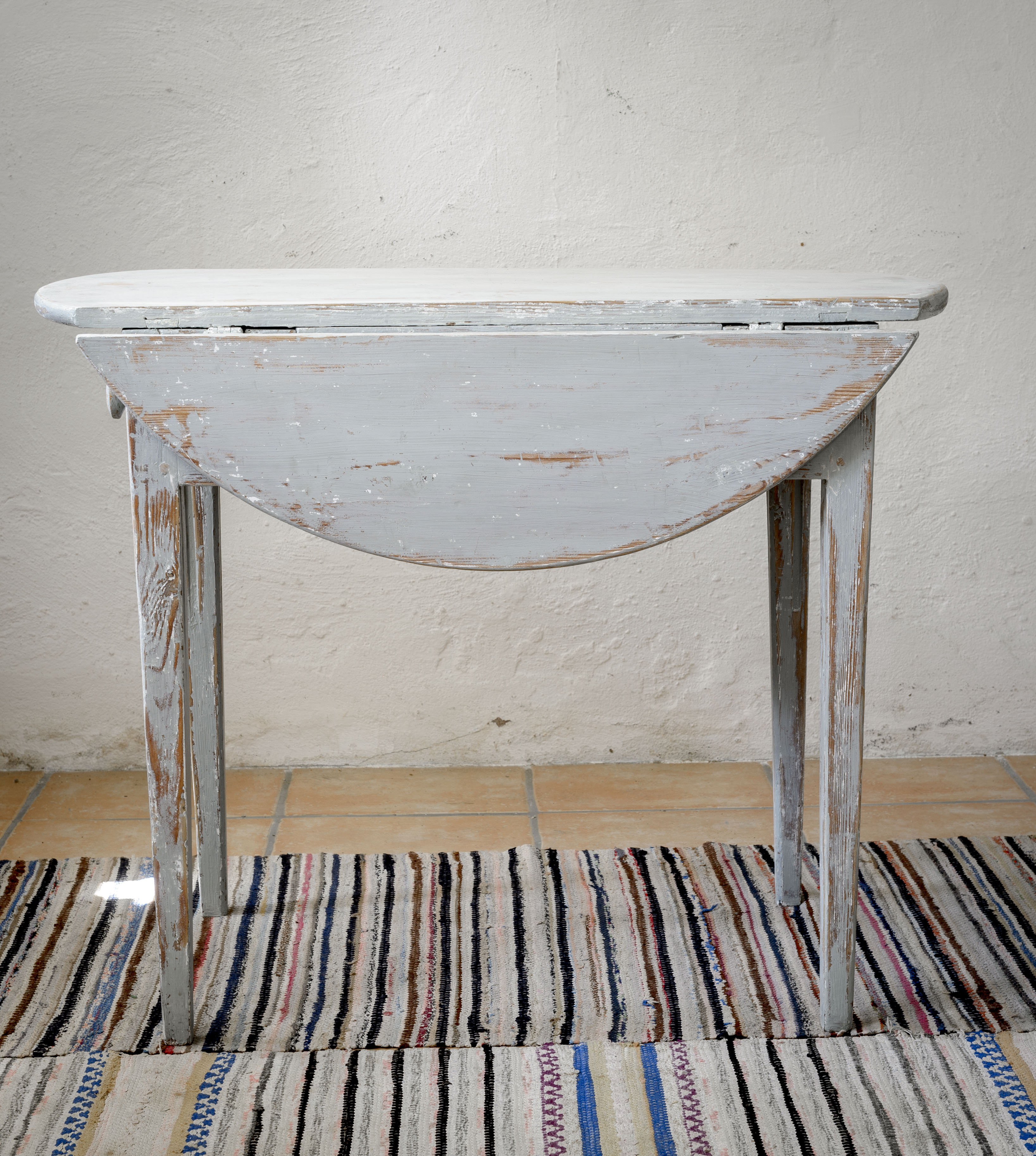 Antik barnsäng, väggskp, klaffbord mm Uppsala