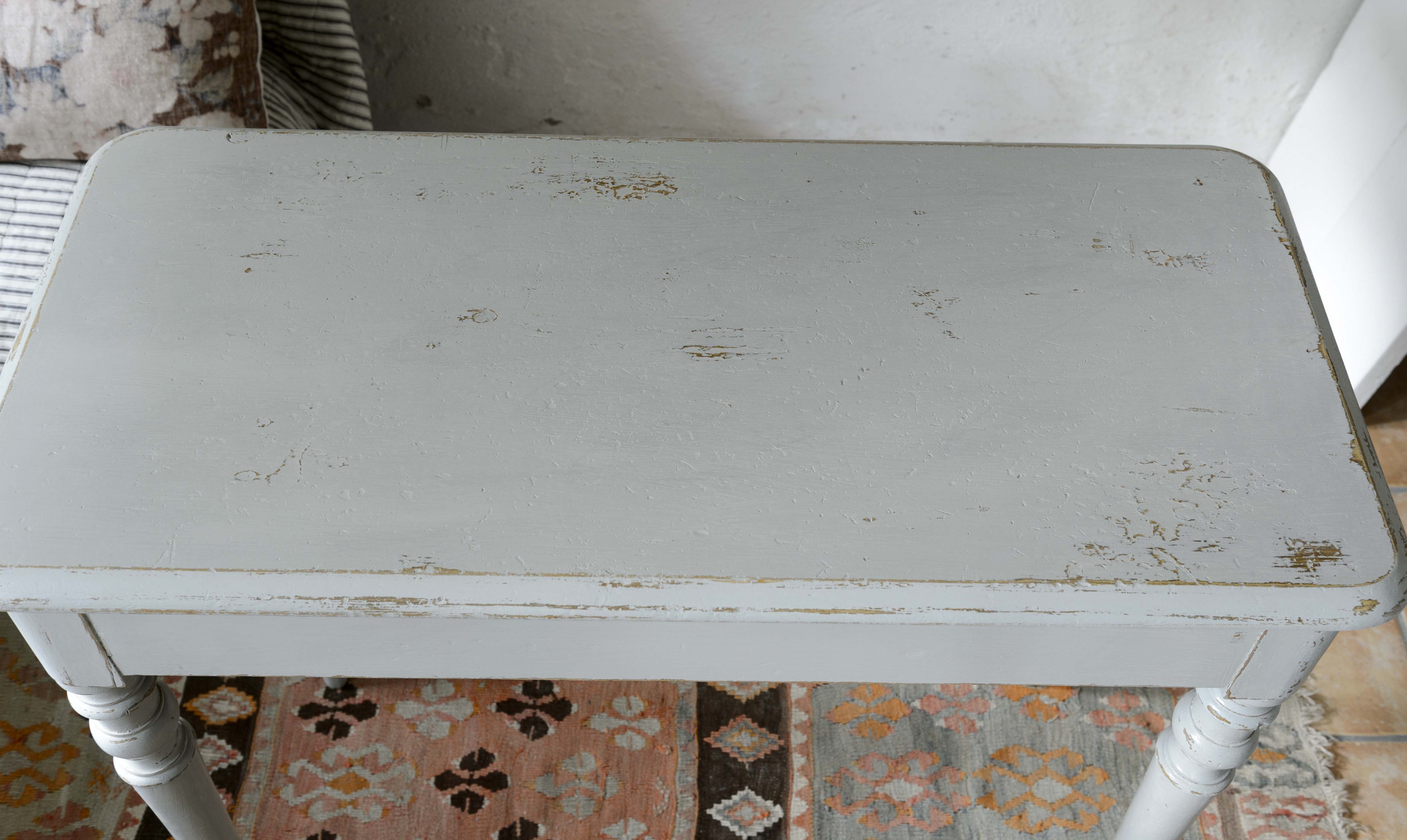 Butik Lanthandeln Fint gammalt avlastningsbord i grått SåLT Butik Lanthandeln Fint gammalt avlastningsbord i grått SåLT