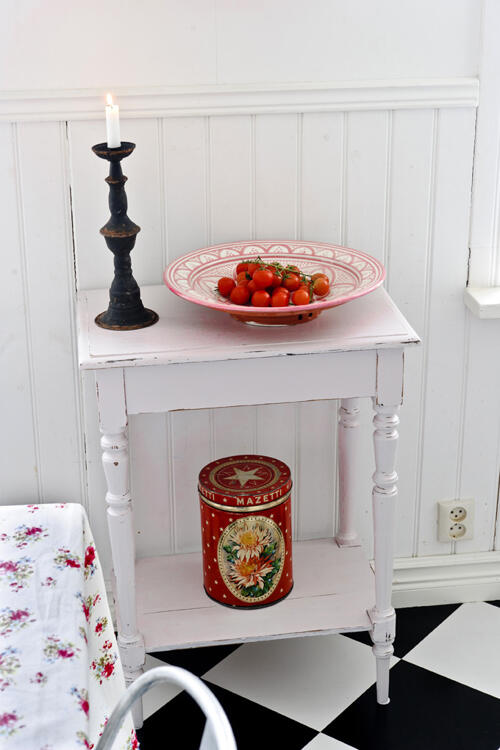 BORD - Litet pastell rosa avlastningsbord