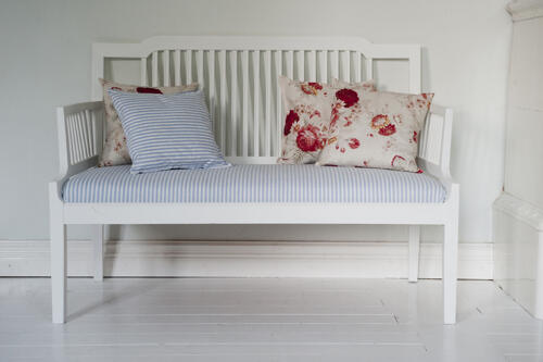 SÅLDA SAKER - Liten vit soffa med klädd sits