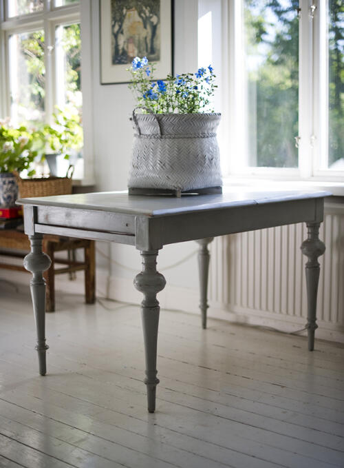 SÅLDA SAKER - Vackert matbord med svarvade ben      SÅLT